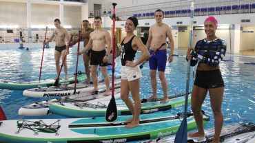 SUP обучение в плавательном бассейне с нуля: искусство гребли на доске и не только